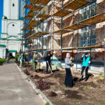 Православная молодежь приняла участие в уборке территорий храмов и воскресных школ