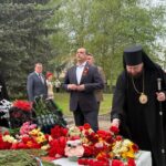 Епископ Филарет принял участие в возложении цветов к монументам воинов