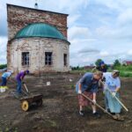 Нижегородские волонтеры помогли в уборке территории храма села Веригино